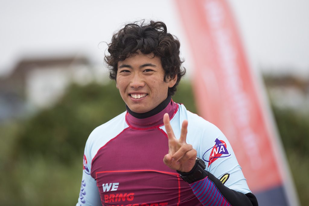 ▲Tomonori Anami(JPN-60)父──穴見和彦プロ / J-6 ──の影響で5歳でウインドに触れ、10歳で本格的に練習開始。2013年、16歳でJWAジャパンサーキットにデビュー。翌’14年にはJWAスラロームランキング12位に。’15年、PWAツアーにデビュー。 ’16年にはPWAスラロームランキング59位となり、世界のトップ64に与えられるワールドツアー出場権を獲得。1997年1月20日生まれ。日本のレースシーンに新風を吹き込む20歳。鹿屋体育大学在学中。171cm、71kg。Starboard / SeverneSails / Magreb / Breakerout / C-prime / buzz carreraworks所属。