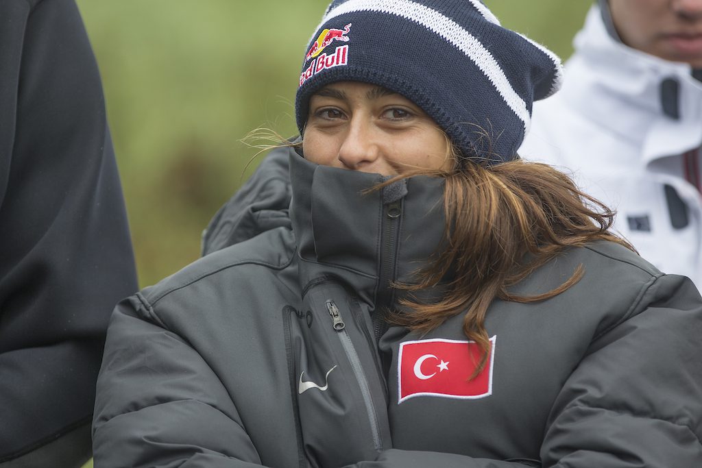 ▲Lena Aylin Erdil(TUR-33)1989年生まれ、28歳。ドイツとベルギーで育ち、イングランドの名門サセックス大学で哲学と政治を学ぶ。レースを始めたのは15歳のときで、翌2005年にはトルコ・ジュニア・チャンピオンに。'06年PWAツアーにデビュー。'11年、アルーバの大会でツアー初勝利。同年レッドブル・チームの一員に。トルコ南西部ボドルムに『レナ・アーディル・ウインドサーフ・センター(2007年設立)』を運営。'12年から'16年までのPWAスラローム・世界ランキングは3位、7位、2位、3位、2位。トルコ、イズミル県、チェシメ在住。