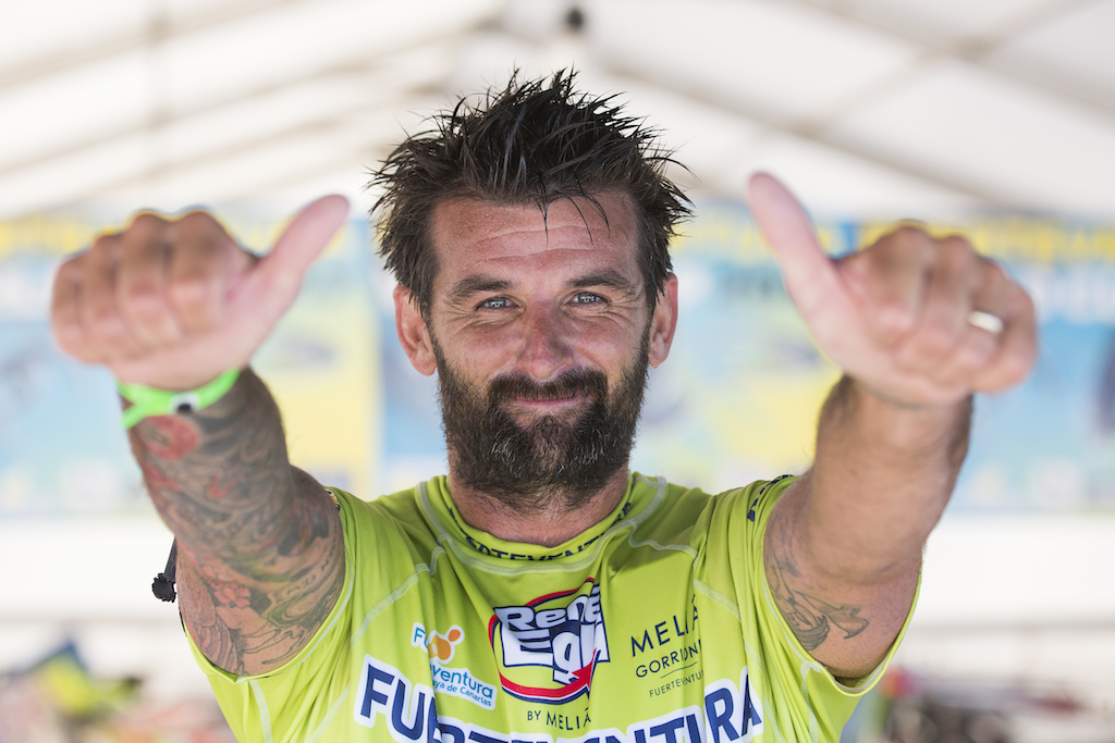 ▲Ross Williams(GBR-83)30代に入るとともに世界のトップ・スラローマーになったイギリスを代表する ワールドカッパー。2011年から2016年までのPWAスラローム・世界ランキンングは 14位、7位、17位、10位、4位、3位。2012年ウェイブランキング7位、2016年『アロハクラシック』11位と、 ウェイブの腕もトップクラス(特に大波での波乗りに定評あり)。 1980年、イギリス(イングランド)ワイト島生まれ、37歳。186cm、86kg。
