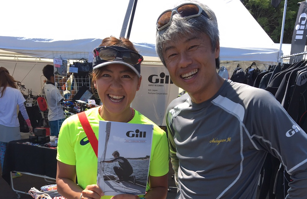 ▲Megumi Iseda(JPN-35)同志社大学入学後に本格的にウインドサーフィンを始め、 3年生で『日本学生ボードセーリング選手権』に優勝。以後、2010年『アジアンビーチゲームズ』2位。 2011年、2012年『テクノ293世界選手権』オープンレディスクラス連覇など、世界のレースで確かな実績を残す。2016年リオ五輪RS:X級日本代表。1987年6月30日生まれ、滋賀県出身。157cm、56kg。