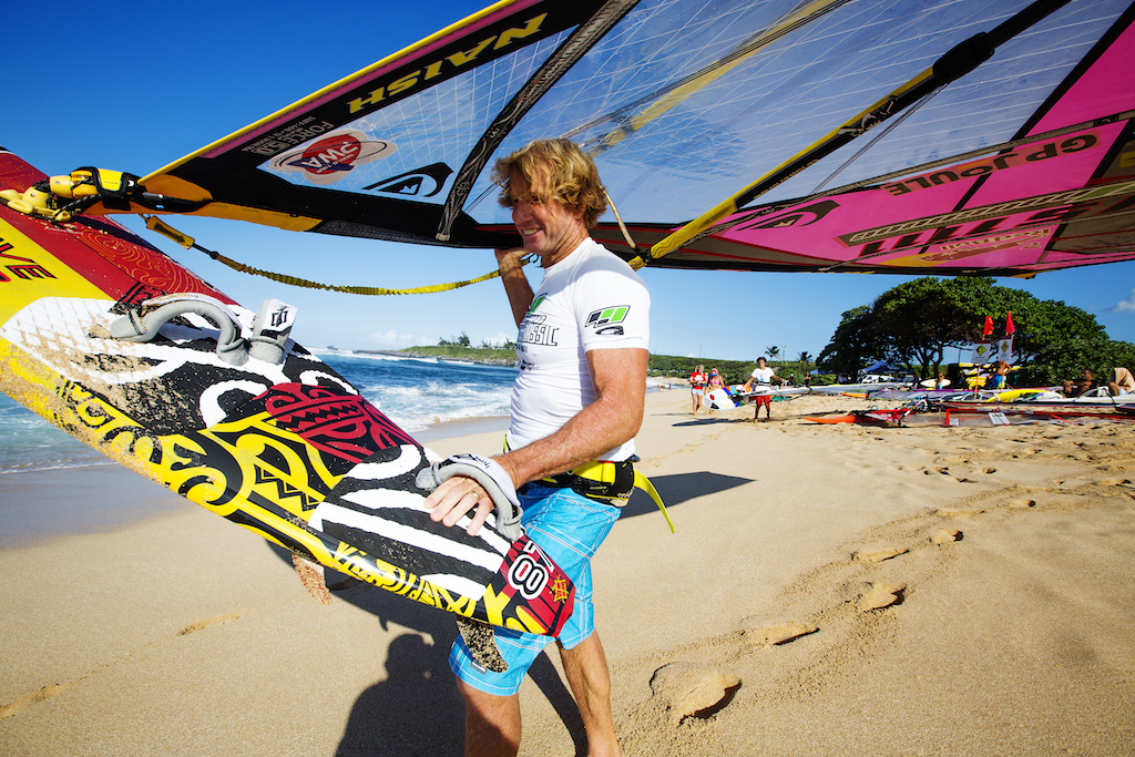 ▲ロビー・ナッシュ_Robby Naish(US-1111) 1976年、大人に交じって戦うためにハーネスを発明。 以来'87年まで、出場したほぼすべての大会で優勝を遂げ「帝王」の称号を得る。またバックヤーズやジョーズなど、幾度もエポックメイキングな大波チャレンジを成功させていることなどから、ファンの支持は絶大。 ウインド界最初で最大のスーパースター。2015年『アロハクラシック』で11位となるなど、今でもウェイブの腕は トップクラスの55歳。1963年3月23日生まれ。178cm、76kg。 Robby Naish(US-1111)at Aloha Classic 2015 / ⒸJohn Carter_pwaworldtour.com
