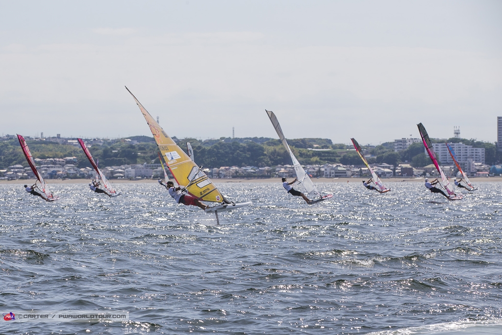 Heading Upwind / ⓒJohn Carter_pwaworldtour.com フォイル・2レース終了時の暫定順位=1位ゴンザロ・コスタ・ホーベル(ARG-3)、 2位ジュリエン・ボンテンプス(FRA-6)、3位アントワン・アルボー(FRA-192)