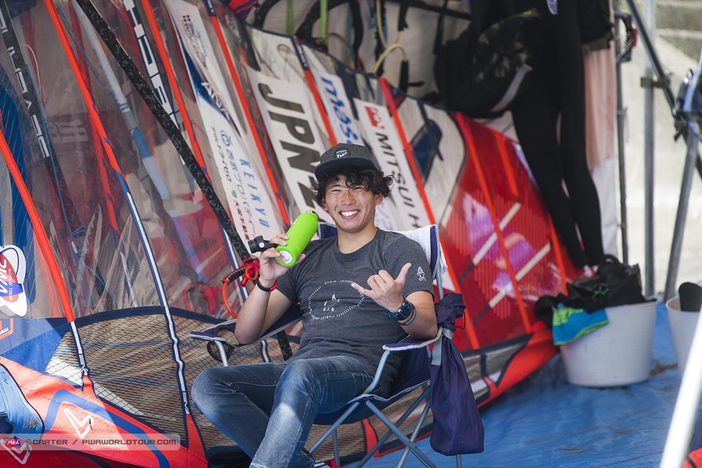 Tomonori Anami(JPN-60)Chilling Before_Heats ⓒJohn Carter_pwaworldtour.com