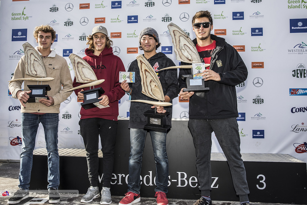 2018 PWA フォイル_ユース・ワールド・チャンピオン穴見知典(右から二番目) All Photo by John Carter_pwaworldtour.com