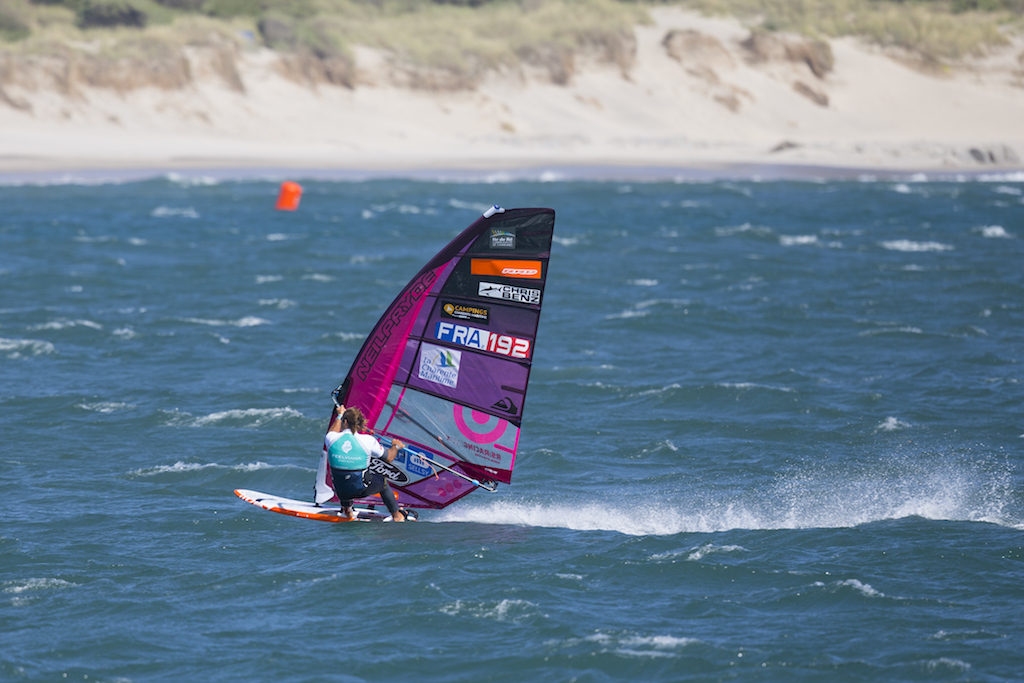 2018年PWAポルトガル大会、5.6㎡で強風海面をぶっ飛ばすアントワン・アルボー(F-192)。そのわりには力感がないと思いませんか? だからこそブローにも幅広く対応できるのだろうと思います/ⒸJohn Carter_pwaworldtour.com