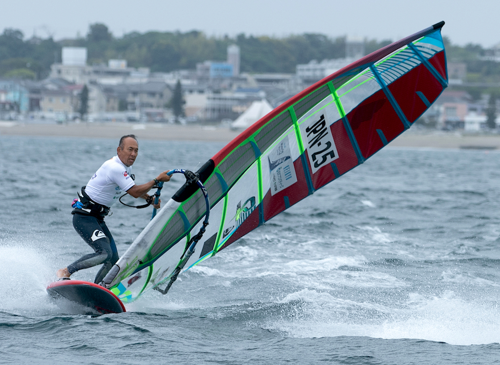 ▲浅野則夫_Norio Asano(JPN-25)日本最速、スピードキング。17歳でプロになり、19歳で日本チャンプに。以来日本レース界の絶対王者として君臨。2009年、’13年、’17年にはJWAのウェイブでも年間王座を奪取。日本スピード記録(84km/h)保持者。『S2 マウイ』などを扱う『レッドアイアン社』代表。1971年生まれ、47歳。180cm、78kg。