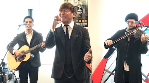 元キマグレンのKUREI(クレイ)氏。会見場でヒット曲「LIFE」を熱唱。
