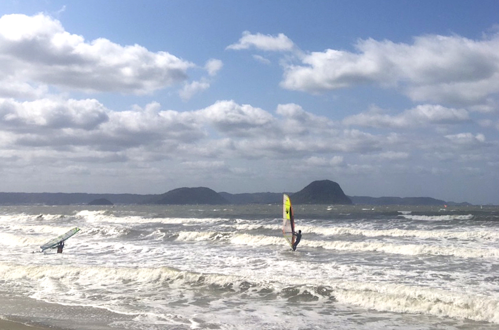 浜崎海岸。5㎡前後の風が入るとプチ・ウェイブ・コンディションに。