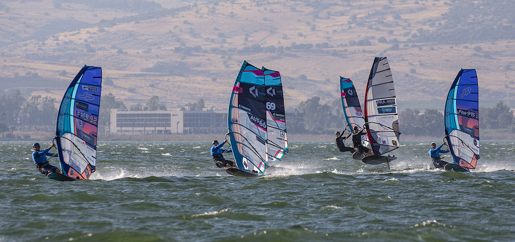 Full Power Slalom & Controlled Foil / ⒸJohn Carter_pwaworldcup.com