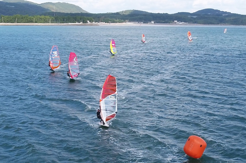 冬の北西、住吉浜にターボをかけて吹き上がる | Windsurfing magazine