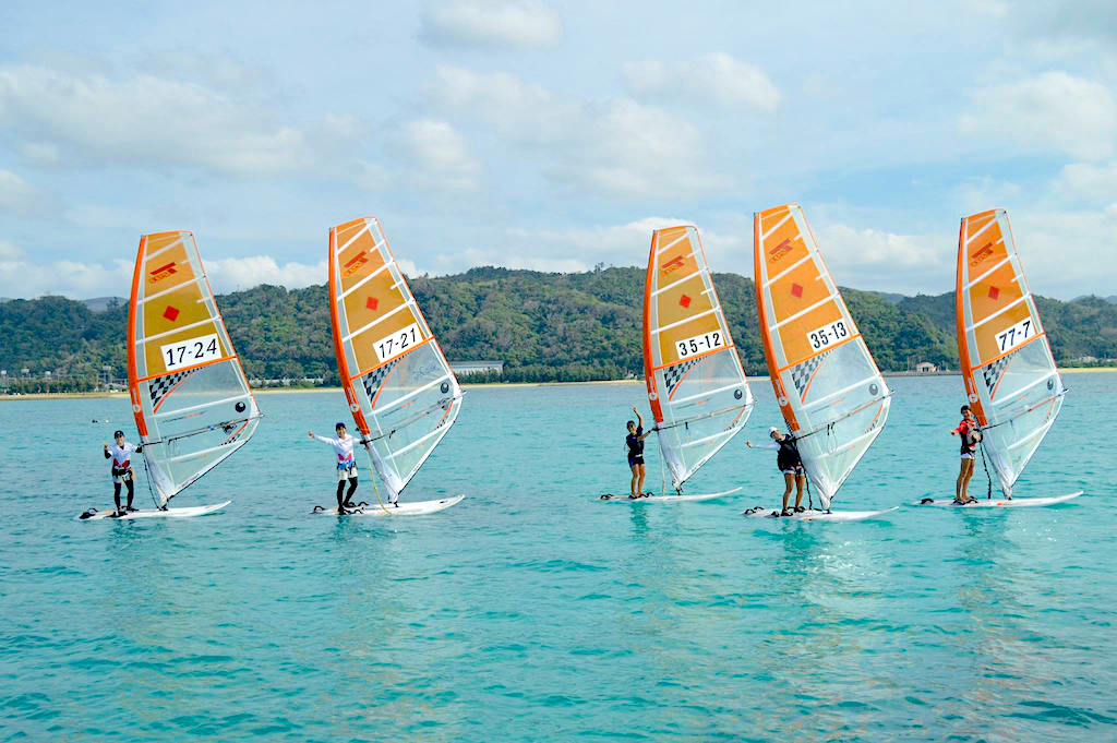 ※学連＝全日本学生ボードセーリング連盟（Japan University Boardsailing Federation）。公式艇の『テクノ293 ワンデザイン』は、汎用性の高いオールラウンド・セットでもある　※学連広報部の方、もしよろしければご連絡（メッセージ）ください。微力ではありますが、何か協力できることがあればと思っています。