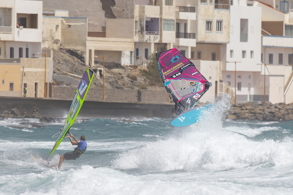 風・波ウェルバランスセンサーの精度を高めれば、サーフィンのようにも動けるし、ウインドサーフィンならではの動きもできるようになっていく。 Victor Fernandez（E-42）@ Gran Canaria 2019 / ⒸJohn Carter_pwaworldtour.com 